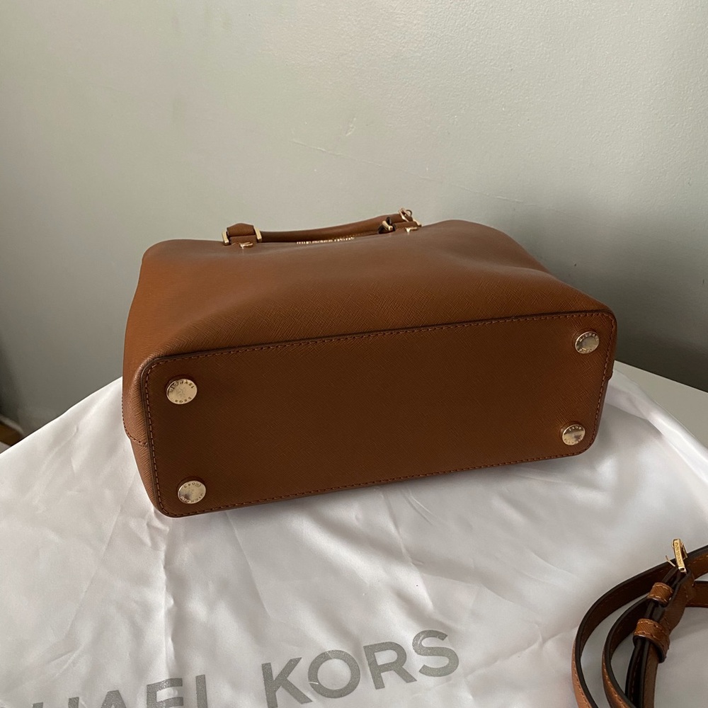 Michael Kors Satchel with matching wallet - Picture 7 of 9